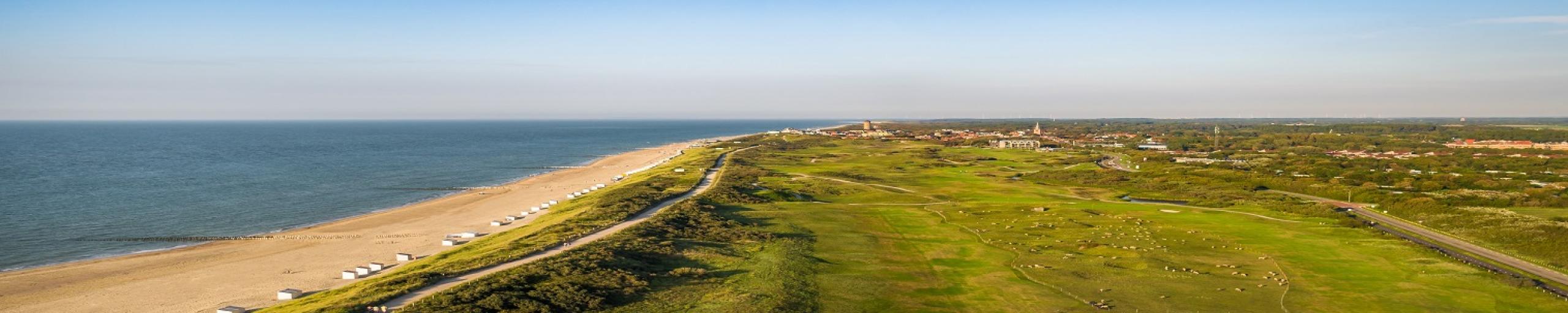 luchtfoto strand en weiland Domburg