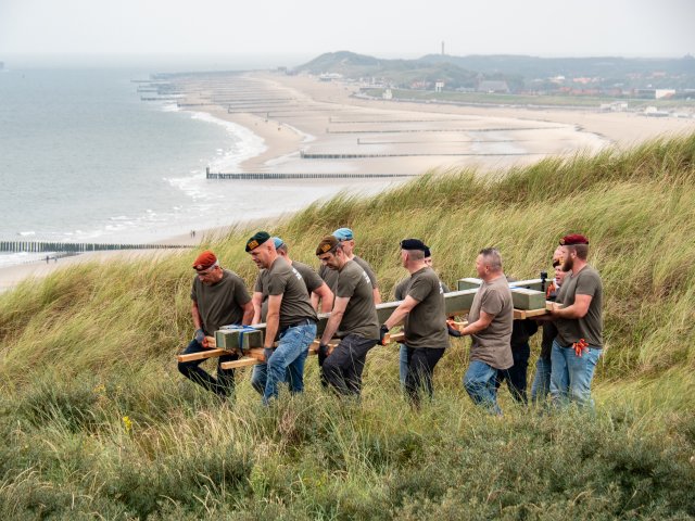 Veteranen dragen herdenkingskruis
